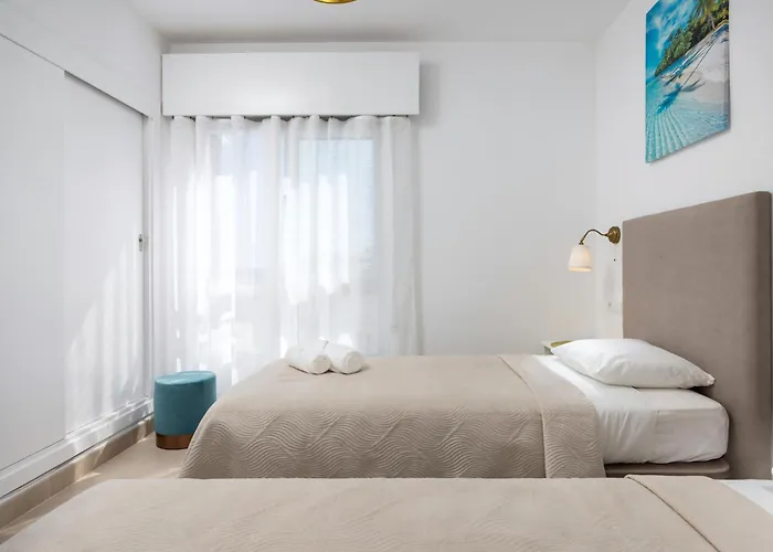 Promenade Beachfront Apartment *